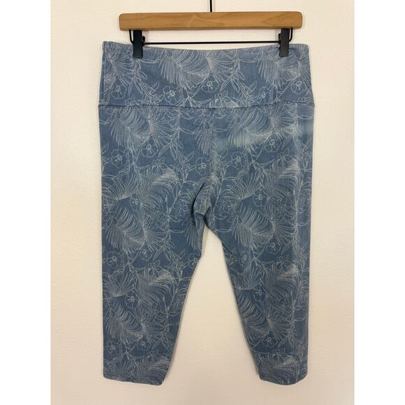 Intro Love the Fit Petite XL Capri Leggings | Tummy Control | Blue Floral Print - Picture 3 of 4